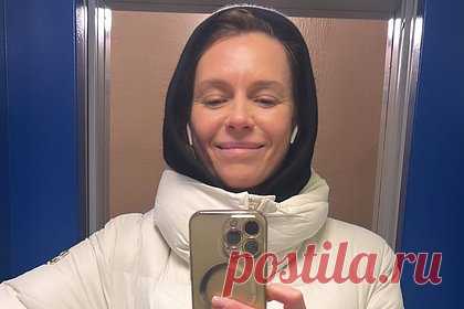 46-летняя Любовь Толкалина показала внешность без макияжа. Российская актриса театра и кино Любовь Толкалина показала лицо без макияжа на новом селфи. 46-летняя звезда сериала «Хеппи-энд» запечатлела себя, позируя перед зеркалом в короткой дутой куртке белого цвета. Кроме того, знаменитость надела черные брюки и массивные перчатки и покрыла голову.