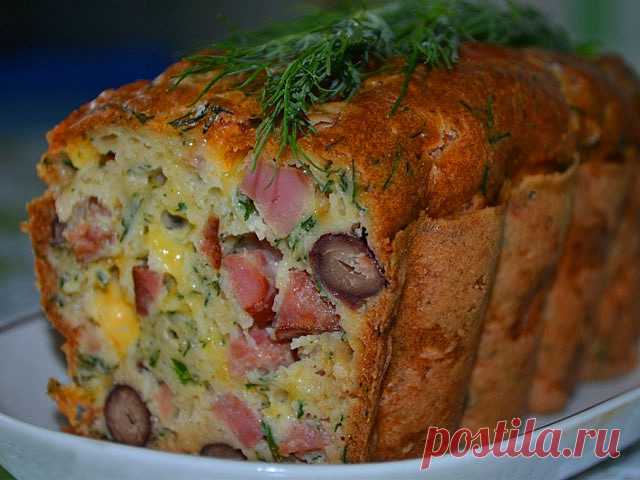 Мясной кекс.Пальчики оближешь! Вкуснотища необыкновенная!
Ингредиенты:

копченое мясо (колбаса) — 350 г
фасоль отварная (или можно из банки в с/с) — 400 г
сыр — 100 г
сметана — 100 г
майонез — 100 г
яйца — 3 шт.
мука — 1 ст.
сода гашеная — 1 ч.л.
зелень

Приготовление:

Мясо и сыр порезать кубиком, смешать с фасолью и зеленью.

Взбить яйца со сметаной и майонезом венчиком, добавить соду и муку.
Все перемешать.

Выложить в форму, выпекать примерно 30-40 минут при температуре 180 градусов.
