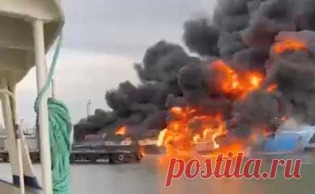 В больнице скончался пострадавший при атаке ВСУ на порт Кавказ. Железнодорожный паром с 30 топливными цистернами затонул в порту Кавказ после украинского удара и возникшего пожара, ранее сообщалось об одном погибшем, четверо были госпитализированы. Киев взял на себя ответственность за атаку