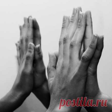 Прикасайтесь мыслями к тем, кто вам дорог, так,
чтобы ваши касания были ощутимы на вкус, душа ощущала невидимые поцелуи, сердце утопало
в нежных обьятиях.
Не нужно слов.. Тот, кто чувствует вас подкожно - поймает внутри себя и ваши мысли..

© A. Hoffmann