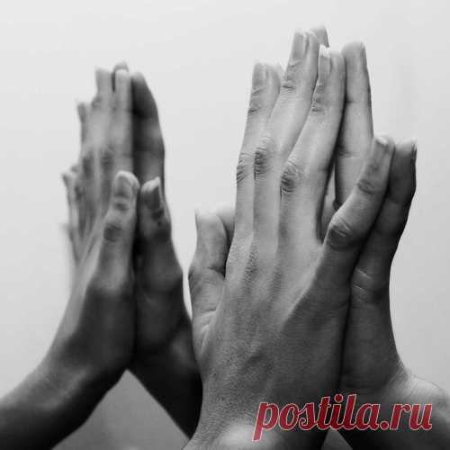 Прикасайтесь мыслями к тем, кто вам дорог, так,
чтобы ваши касания были ощутимы на вкус, душа ощущала невидимые поцелуи, сердце утопало
в нежных обьятиях.
Не нужно слов.. Тот, кто чувствует вас подкожно - поймает внутри себя и ваши мысли..

© A. Hoffmann