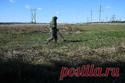 В России разработали спецобувь для саперов. Российскими специалистами разработана специальная обувь для саперов, смягчающая последствия от взрыва. Об этом ТАСС сообщил Герой России полковник Рустам Сайфуллин. Он отметил, что в настоящее время российскими инженерными войсками применяются новые методы поиска и обезвреживания мин.