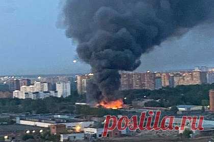 Пожар в здании фабрики в Подмосковье увеличился до тысячи квадратов. Пожар на бывшей мебельной фабрике «Сходня» в подмосковных Химках увеличился до 1000 квадратных метров. Об этом сообщили в экстренных службах. Возгорание произошло вечером 3 июля в складском помещении с лакокрасочными материалами. На месте происшествия работают сотрудники МЧС. Информации о пострадавших нет.
