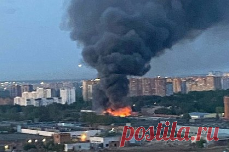 Пожар в здании фабрики в Подмосковье увеличился до тысячи квадратов. Пожар на бывшей мебельной фабрике «Сходня» в подмосковных Химках увеличился до 1000 квадратных метров. Об этом сообщили в экстренных службах. Возгорание произошло вечером 3 июля в складском помещении с лакокрасочными материалами. На месте происшествия работают сотрудники МЧС. Информации о пострадавших нет.