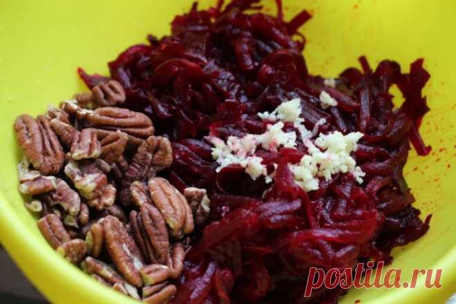 Салат с орехами и черносливом