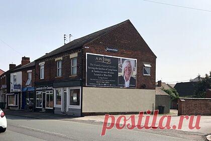 Мужчина влюбился в девушку из рекламы ритуальных услуг, нашел ее и обручился. В английском городе Лонг-Итон, графство Дербишир, 56-летний Мик Брамман увидел рекламный плакат ритуальных услуг, на котором была изображена блондинка по имени Луиза Кук. Женщина настолько поразила британца, что он решил отыскать ее и познакомиться. Спустя два года после первой встречи пара обручилась.