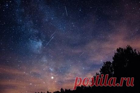 Россиянам назвали лучшую ночь для наблюдения за метеорным потоком Леониды. Жители нескольких городов России, в том числе, Самары, Москвы, Набережных Челнов и Краснодара смогут увидеть метеорный поток Леониды, который подходит к планете с 6 по 30 ноября. Четче всего его будет видно в ночь на 18 ноября. Об этом «Ленте.ру» рассказали метеорологи «Яндекс Погоды».