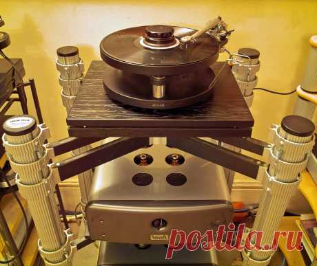Awesome SME Model 10 turntable, IV tonearm, AirTight PC-3 cartridge and Viva Fono phono stage, both perched on the highly sprung Rack of Silence.