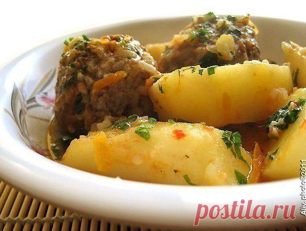 Тефтели с картошкой 
 
Вообще, предполагалось что это будет суп. 
 
Но из-за маленькой кастрюли у меня получилось больше похожее на второе. Кастрюля нужна не менее 4 литров. 
 
Понадобится: 
3 луковицы 
1 морковь 
1 болгарский перец 
2 помидора или 2 ст.л. тома-пасты 
пол стакана сырого риса 
500г фарша 
6 картофелин (средних) 
2-3 лавровых листа 
подсолнечное масло 
2 зубчика чеснока 
соль 
перец 
 
по желанию: 
паприка 
карри 
укроп 
петрушка 
любые специи что у вас есть...