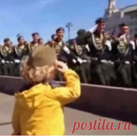 Двухлетний «генерал» с парада Победы в Москве стал звездой Интернета