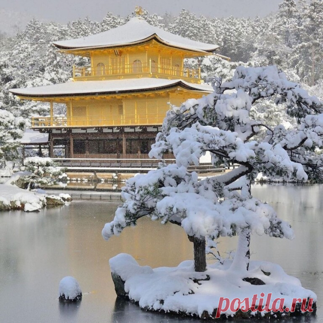 Дворец Китаяма, построенный сегуном Асикага симицу в 1397 году, был затем переделан в храм Рокуондзи (Храм оленьего сада), или Кинкакудзи (Золотой павильон), а сад реконструирован в соответствии с эстетическими канонами дзэн школы риндзай. 

Весь павильон (кроме нижнего этажа) покрыт листьями чистого золота.