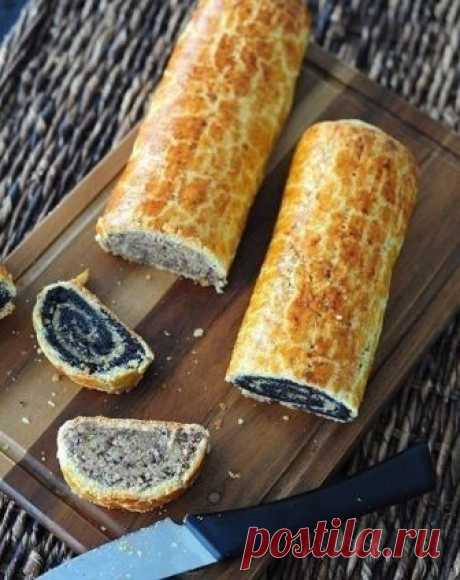 Рулеты с маком и орехами

Классические венгерские рулеты — лакомые, нежные и с очень красивой корочкой-кракле!

Ингредиенты:

Для теста:

Мука — 450 г
Сливочное масло — 185 г
Сахар — 50 г
Соль — 1 щепотка
Сухие дрожжи — 1 пакетик (7 г)
Яичный желток — 1 шт.
Холодное молоко — 150 г

Для маковой начинки:

Мак — 200 г
Сахар — 100 г
Ванильный сахар — 2 ч. л.
Молоко — 100 г

Для ореховой начинки:

Очищенный и раздробленный фундук — 200 г
Сахар — 100 г
Ванильный сахар — 2 ч. л.
...
