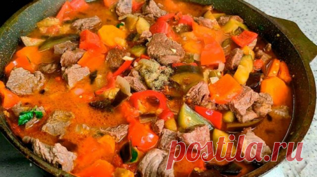 Только овощи и мясо: аджапсандал ароматнее не бывает! Только овощи и мясо: аджапсандал ароматнее не бывает! Сегодня готовлю впервые блюдо грузинской кухни – аджапсандал. В нем прекрасно сочетается мясо и овощи, а особый аромат придают специи. Попробовав это блюдо сразу скажу, что это очень вкусно. 

говядина 500 гр.
болгарский перец 3 шт.
баклажаны 3 шт.
помидоры 3 шт.
лук
морковь
базилик
чеснок
томатная паста 1 ч.л.
сахар 1 ч.л.
черный молотый перец
хмели сунели 2 ч.л.
со...