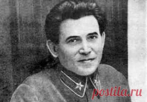 Николай Ежов: о чём просил «железный нарком» перед казнью До самого конца Николай Ежов надеялся на то, что Сталин его помилует. Впрочем, нарком этого и не скрывал. Даже последнее слово, которое было предоставлено Ежову в суде, было буквально пронизано надеждой на благоприятный исход. Тем не менее, «кровавый карлик» отверг все обвинения в свой адрес и выразил сожаление о том, что 14 тысяч «почищенных» им чекистов оказалось недостаточно. Кроме того, Ежов попросил передать кое-что Сталину.