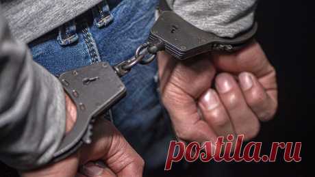 В Германии арестовали 16-летнего россиянина по подозрению в подготовке теракта. Полиция Германии арестовала 15-летнего подростка афганского происхождения и 16-летнего гражданина России по подозрению в подготовке теракта в Кёльне. Об этом сообщало немецкое издание Bild. По информации газеты, 28 ноября следователи ...