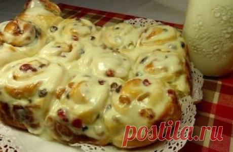 Время чая и задушевной беседы. К чаю сегодня:
Булочки с изюмом со сливочной заливкой 

Ингредиенты: 
- 4.5 стакана муки 
- 1/2 стакана сахара +1 ст. ложка 
- 2 яйца 
- 100 грамм сливочного масла 
- 1 пакетик ванильного сахара 
- 300 миллилитра молока 
- 11 грамм сухих дрожжей 
Сливочная заливка: 
- 250 грамм сыр сливочного 
- 2 столовые ложки сливок 33% или 100 грамм сметаны 
- 150 грамм сахарной пудры 

Приготовление: 
1. Замесите опару из теплого молока, сухих дрожжей, 1...