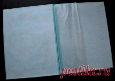 Обложка для свидетельства. Внутри файл для самого свидетельства и кармашек для других не менее важных документов.