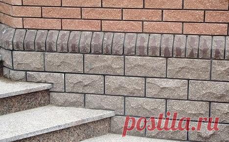 Выбираем материал для облицовки цоколя дома

Отделку для цоколя выбирают такую, чтобы можно было легко отмыть, к тому же выглядеть нижний фасад должен хорошо, так как это часть «лица» дома. Важен тот факт, что чем тяжелее облицовочный материал, тем более крепкая конструкция фасада должна быть.

О материалах в целом

Вовсе не обязательно, чтобы материал для цоколя был точно таким же, как и для основных стен, ведь иногда правильно обыгранный контраст только добавит привлекат...