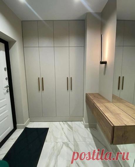 Коридор простой и просторный. Установили закрытый шкаф, решили не устанавливать зеркальные двери!