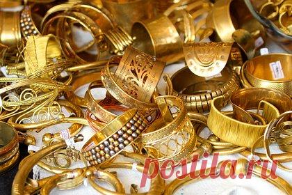 Мужчина выбросил из морозильника украшения жены и перерыл содержимое мусоровоза. Житель Австралии вернулся домой из отпуска и обнаружил, что дверца морозильника все время его отсутствия была приоткрыта. В результате продукты испортились. Мужчина выбросил их, но вскоре вспомнил, что в морозильнике были спрятаны украшения его жены. Ему пришлось перерыть содержимое мусоровоза, чтобы их найти.