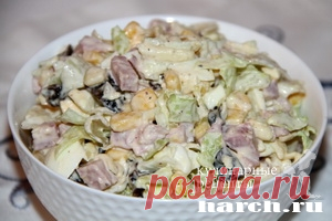 Салат с копченым мясом, черносливом и кукурузой “Коктейль”