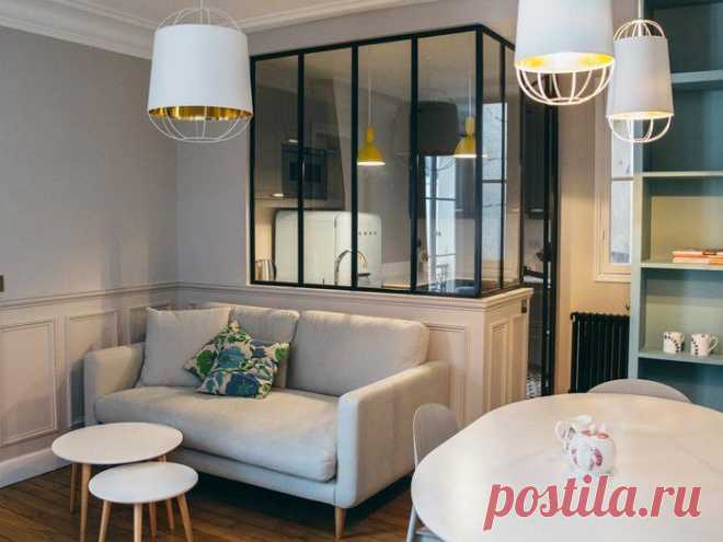 Парижская квартира с интересным зонированием, 52 м² Итак, что нового и интересного мы узнали, познакомившись с этой небольшой квартиркой: перегородки с окнами — отличная идея, чтобы отделить зону кухни или ванную;
в одной комнате можно безбоязненно сов...