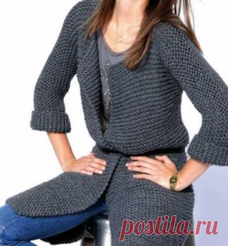 Модный вязаный кардиган платочной вязкой из толстых ниток