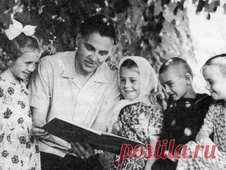 В.А. СУХОМЛИНСКИЙ. ВОСПИТАНИЕ ДЕТЕЙ. НРАВСТВЕННЫЕ ПРАВИЛА О «ДЕСЯТИ НЕДОСТОЙНЫХ ВЕЩАХ, УНИЖАЮЩИХ ЧЕЛОВЕКА!»
В практике воспитательной работы нашей школы за многие годы выработались нравственные правила о «Десяти недостойных вещах, унижающих человека». Мы утверждаем в сознании детей мысль о мерзости, недопустимости ряда поступков. Только на основании мысли, убеждения крепнет чувство презрения к...
Читай дальше на сайте. Жми подробнее ➡