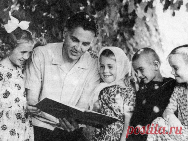 В.А. СУХОМЛИНСКИЙ. ВОСПИТАНИЕ ДЕТЕЙ. НРАВСТВЕННЫЕ ПРАВИЛА О «ДЕСЯТИ НЕДОСТОЙНЫХ ВЕЩАХ, УНИЖАЮЩИХ ЧЕЛОВЕКА!»
В практике воспитательной работы нашей школы за многие годы выработались нравственные правила о «Десяти недостойных вещах, унижающих человека». Мы утверждаем в сознании детей мысль о мерзости, недопустимости ряда поступков. Только на основании мысли, убеждения крепнет чувство презрения к...
Читай дальше на сайте. Жми подробнее ➡