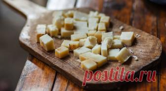 Белая плесень на сыре: насколько она опасна и как защитить продукт от грибка Срок годности сыра зависит в том числе от условий хранения продукта. Существует несколько принципиальных «нет», помогающих уберечь его от порчи — и вот некоторые из них.  Белый налет на кусочке сыра — это плесень. И, если только продукт специально не был заселен «благородными» грибками, употреблять его в пищу нельзя. Специалисты утверждают, что твердые сыры типа чеддер, азиаго и швейцарский можно ...