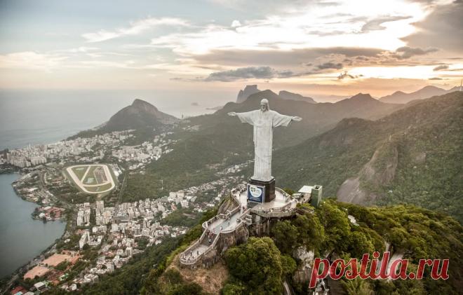 Интересные факты о Бразилии Официальное название страны Бразилии — Федеративная Республика Бразилия. Бразилия — самая большая страна в Южной Америке и единственная португалоязычная страна в Америке.