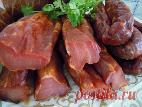 Сыровяленый деликатес
Ингредиенты: 
Для вкуснейшего и полезного сыровяленого деликатеса,понадобиться:
1 свиная вырезка;
100 гр.водки(коньяка);
всевозможные специи;
крупная морская соль.
Приготовление:
Свиную вырезку промыть,удалить не нужный жир и жилки.Натереть со всех сторон солью,специями.Уложить в глубокую посуду(я использовала форму для запекания).Положить мясо,залить водкой.Накрыть пищевой пленкой.Отправить в холодильник.Там наше мясо должно "жить" 24-30 часов.На протяжение этого време