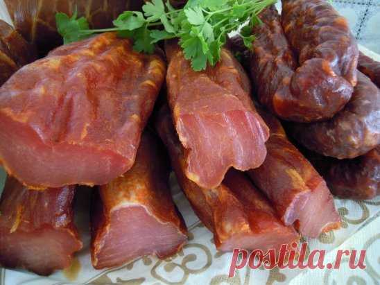 Сыровяленый деликатес
Ингредиенты: 
Для вкуснейшего и полезного сыровяленого деликатеса,понадобиться:
1 свиная вырезка;
100 гр.водки(коньяка);
всевозможные специи;
крупная морская соль.
Приготовление:
Свиную вырезку промыть,удалить не нужный жир и жилки.Натереть со всех сторон солью,специями.Уложить в глубокую посуду(я использовала форму для запекания).Положить мясо,залить водкой.Накрыть пищевой пленкой.Отправить в холодильник.Там наше мясо должно 