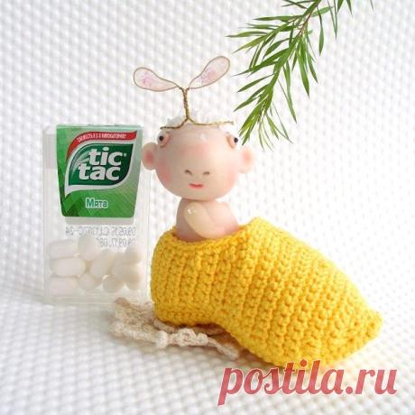 🙆👋Рабочий понедельник заканчивается!😄Милый миниатюрный  Гном Ангел Капелька живет в уютном голландском башмаке Кломп. Гном очень маленький (2in /5см) и добрый. Сделан из запекаемой пластики LivingDoll и Premo, поэтому тяжеленький. Голова, ручки и ножки двигаются. Живет в связаном крючком Башмаке. Ангельский Гномик Капелька станет  очень оригинальным и хорошим подарком!

Спасибо М.Митиной за образ и мк! --