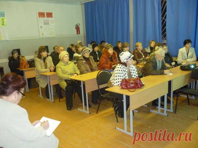 Родительское собрание напоминает сборище секты — все внимательно слушают учителя, потом отдают ему деньги и задумчиво расходятся в сумерках.