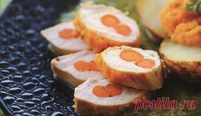 Куриная грудка фаршированная морковью:
2 некрупные грудки
4 молодыу морковки (для фарширования)
4 морковки для соуса
1 средняя луковица
2 зубчика чеснока
Пучок петрушки
Соль, перец
Оливковое масло