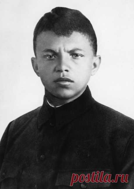 Почему подвиг Александра Матросова был "приурочен" к 23 февраля 1943 года