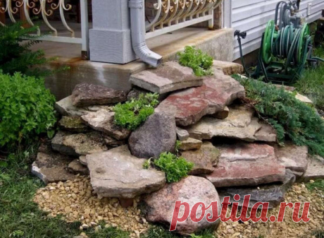 Зачем класть камни под водосток? Многие сегодня сооружают нагромождение из камней под водосточной трубой. Это не просто альпийская горка. Камни в данном случае выполняют сразу несколько функций. Давайте вместе подробно изучим этот вопрос! Первое - камни защищают грунт от вымывания...
