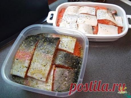 Вкуснотища!
Две части соли, одна часть сахара, одна часть лимонного перца. Перемешала, натерла этой смесью рыбу с вечера, уложила плотно. На утро перевернула (рыба даст сок) и уже днём едим. Хранится в холодильнике 2-3 дня, часть рыбы можно завернуть в плёнку и заморозить. Но у нас редко остаётся, съедается быстро.
Приятного аппетита!