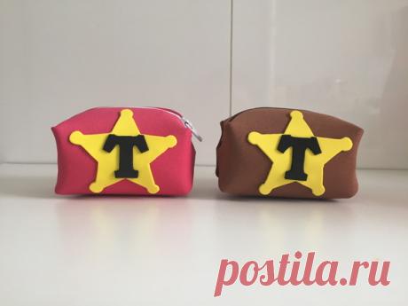 Porta Moeda Toy Story | Luna Mimos e Fofuras | Elo7 Porta moeda feito em EVA.
* Escolher qual a cor e a quantidade, pode ser as dias cores *
** Informar letra no pedido.**
Para outros temas consulte-nos.
