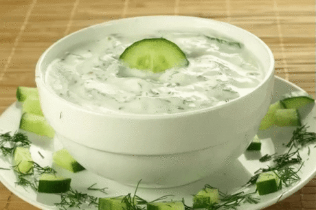 Очень вкусный огуречный соус
Отлично сочетается с любыми продуктами.Так же его можно использовать вместо майонеза
Приготовление:
1. Натереть один средний огурец на крупной терке и слегка отжать сок.
2. Добавить 100 гр сливочного мягкого сыра, 2 зубчика измельченного чеснока, 3 ст. ложки жирной сметаны, 1 ч. ложку мелкопорезанного укропа.
3. Приправить специями и перемешать.
Чудесный соус готов!