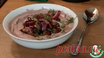Велюте из фасоли с грибами. . Слово «veloute» по-французски переводится как «бархатистый», и именно так выглядит этот пикантный суп из фасоли. Маринованный красный лук - это всегда вкусная история, тем более, что его можно замариновать предварительно. Ну и, конечно, ловите момент, пока сезон грибов.