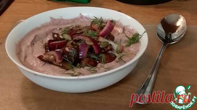 Велюте из фасоли с грибами. . Слово «veloute» по-французски переводится как «бархатистый», и именно так выглядит этот пикантный суп из фасоли. Маринованный красный лук - это всегда вкусная история, тем более, что его можно замариновать предварительно. Ну и, конечно, ловите момент, пока сезон грибов.
