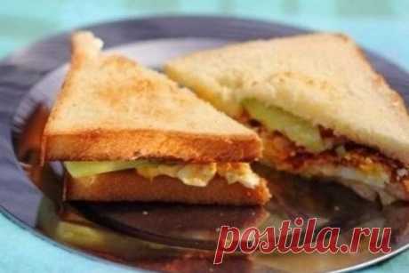 Яичные сэндвичи с беконом и огурцом.