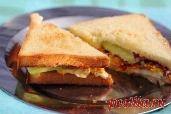 Яичные сэндвичи с беконом и огурцом.