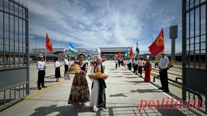 На границе Узбекистана и Киргизии открыли КПП впервые после погромов. На границе Кыргызстана и Узбекистана открыли пропускной пункт "Кара-Суу" спустя 14 лет. Об этом пишет Turmush. Движение на этом участке автотрассы между странами было закрыто в 2010 году на фоне межэтнического ...