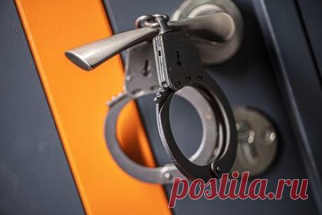 Экс-министра транспорта российского региона задержали в его доме. В Чебоксарах задержали бывшего министра транспорта Чувашии Владимира Осипова. По данным источника, экс-министра доставили в республиканское управление Следственного комитета России из его дома. О причине задержания не сообщается, однако известно, что ранее сына Осипова заподозрили в хищении миллионов из бюджета.