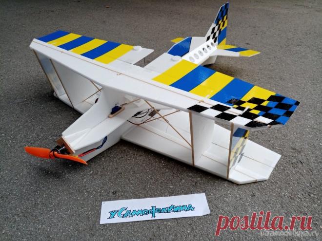 Биплан небольшая маневренная модель Делал достаточно много вариантов бипланов, для зального пилотажа и улицы. Пару вагонов тренировочных вариантов разбил обучаясь пилотажу.Достоинства данного вида моделей неоспоримы, простота постройки (как это не странно звучит), отличная маневренность позволяет тренироваться в стандартном школьном