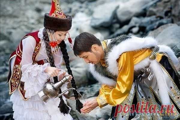 15 марта в Казахстане назначили праздник – День влюбленных. Этот праздник связан с исторической любовью Козы Корпеш и Баян-Сулу. Которая, рассказана в народном казахском эпосе 13-14 века. Это очень трагичная, красивая и нежная любовь. На основе этого в 2011 году решили установить дату проведения праздника. Этому празднику особое внимание уделяет молодежь, поэтому местное городское управление по вопросам культуры и молодежи приняли решения внести это событие в ежегодный календарь. В связи с этим