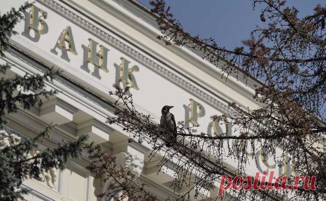 Платежный баланс России впервые почти за три года ушел в минус. В июне 2023 года платежный баланс России ушел в отрицательную зону, сообщил ЦБ. Дефицит счета текущих операций составил $1,4 млрд. Регулятор объяснил это объявлением дивидендов российскими компаниями и сжатием экспорта